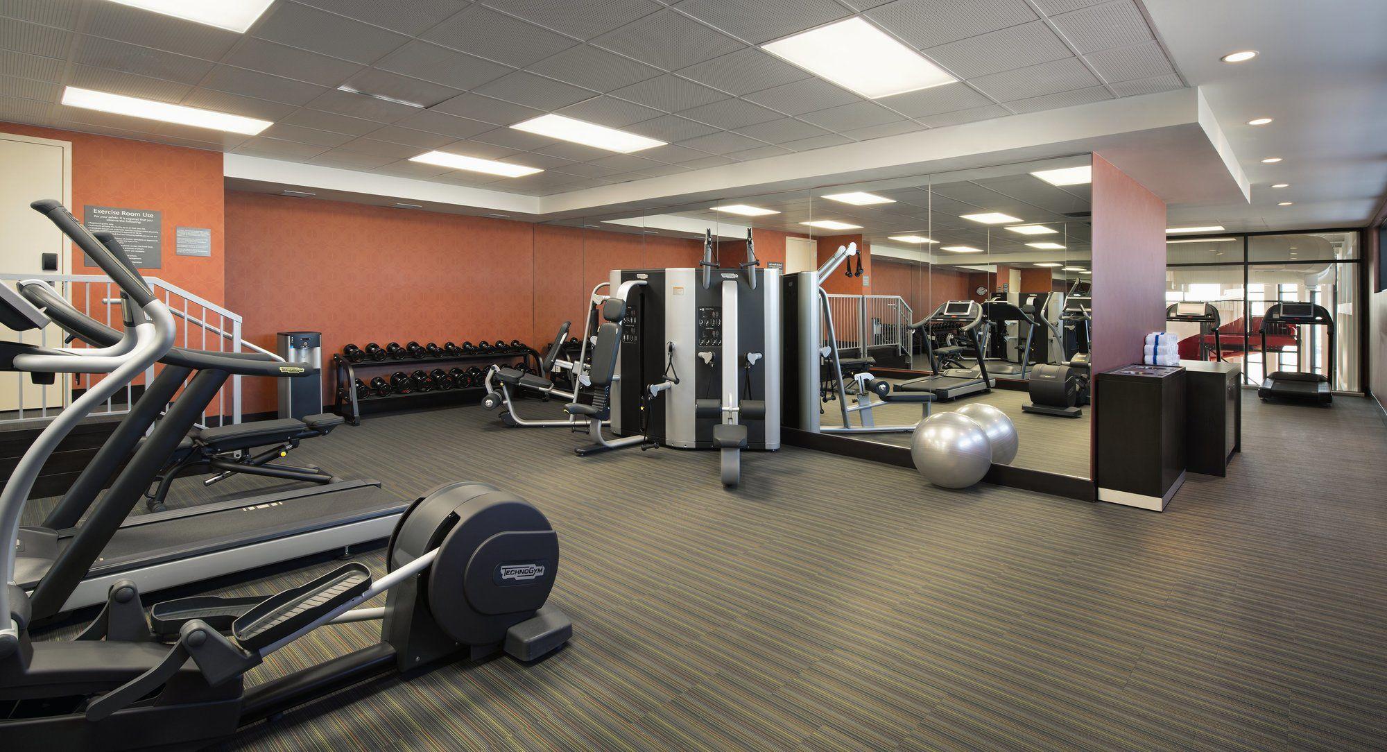 Courtyard By Marriott Calgary South Hotel Екстериор снимка
