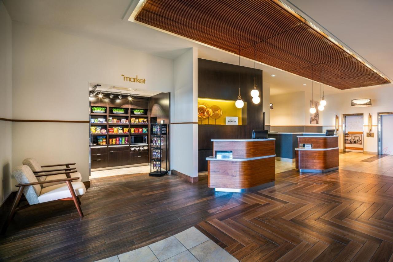 Courtyard By Marriott Calgary South Hotel Екстериор снимка