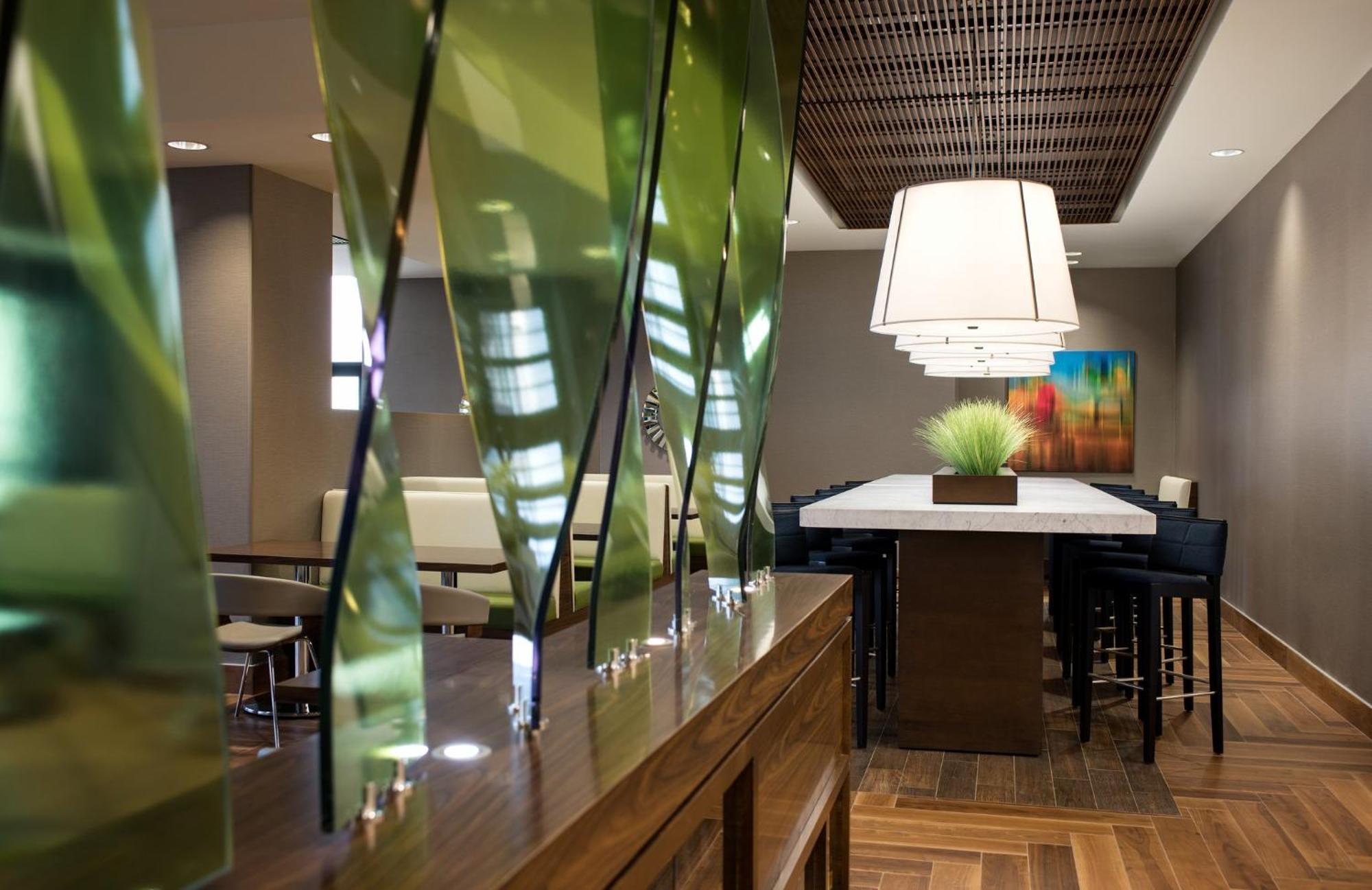 Courtyard By Marriott Calgary South Hotel Екстериор снимка
