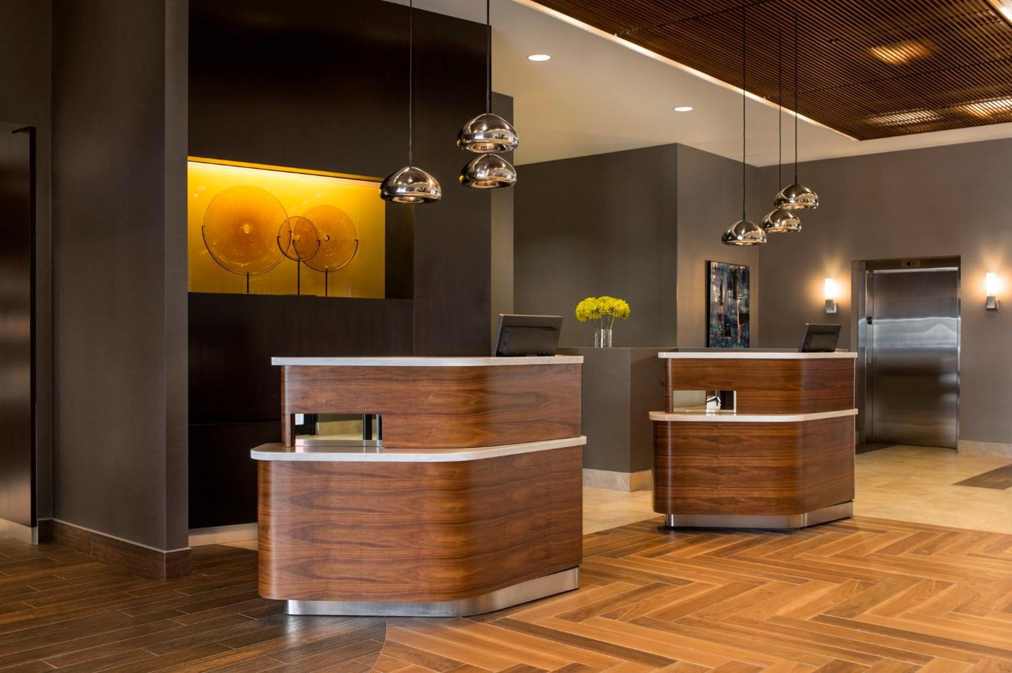 Courtyard By Marriott Calgary South Hotel Екстериор снимка