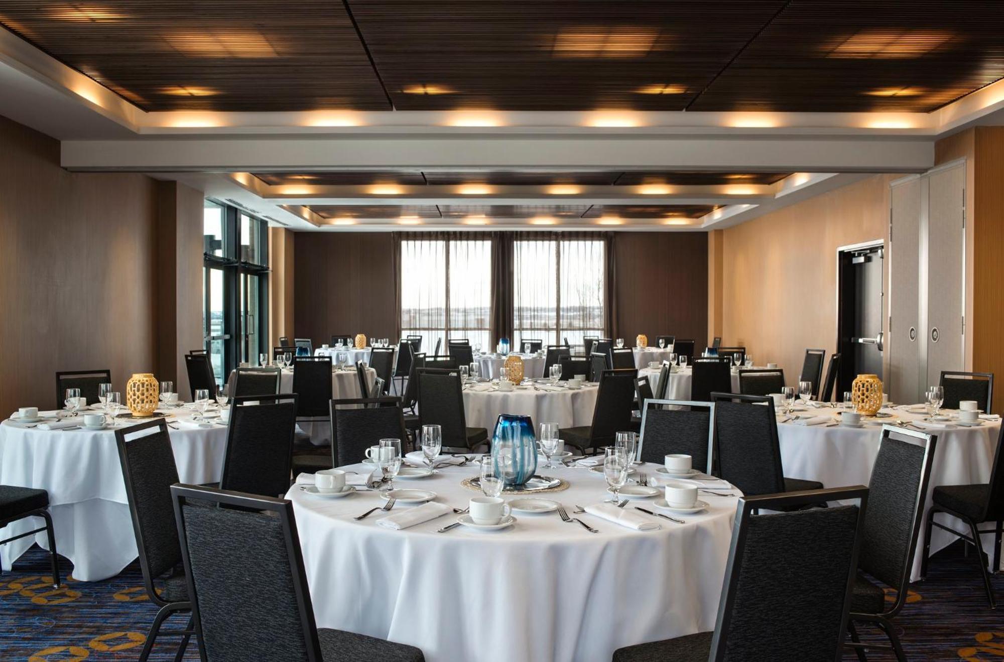 Courtyard By Marriott Calgary South Hotel Екстериор снимка