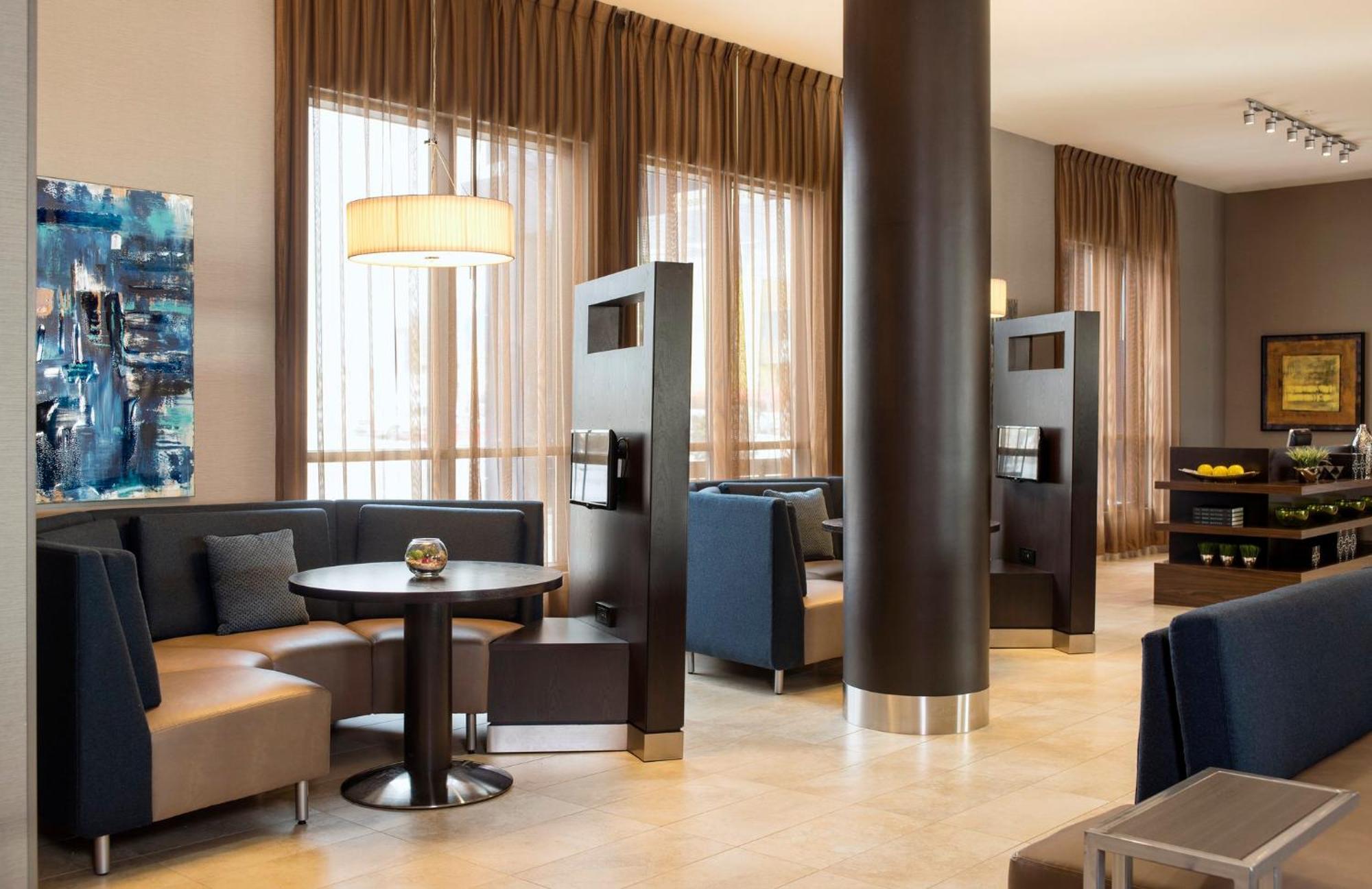 Courtyard By Marriott Calgary South Hotel Екстериор снимка