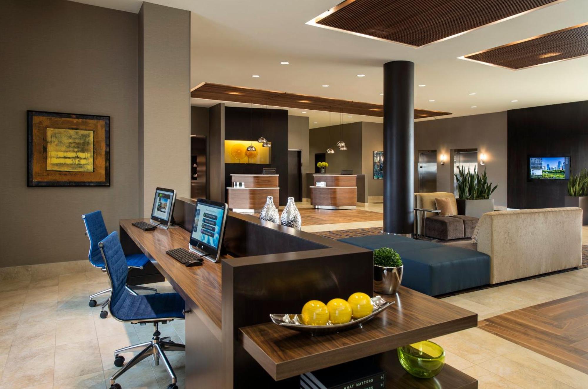 Courtyard By Marriott Calgary South Hotel Екстериор снимка