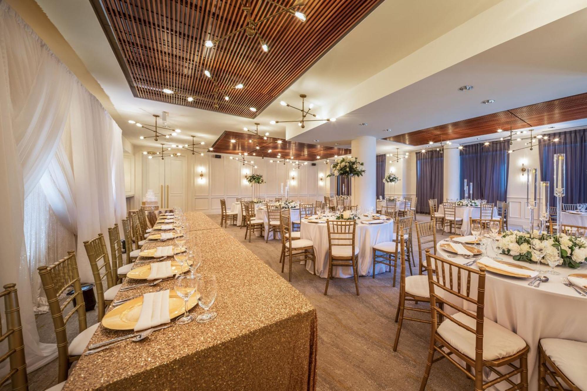 Courtyard By Marriott Calgary South Hotel Екстериор снимка