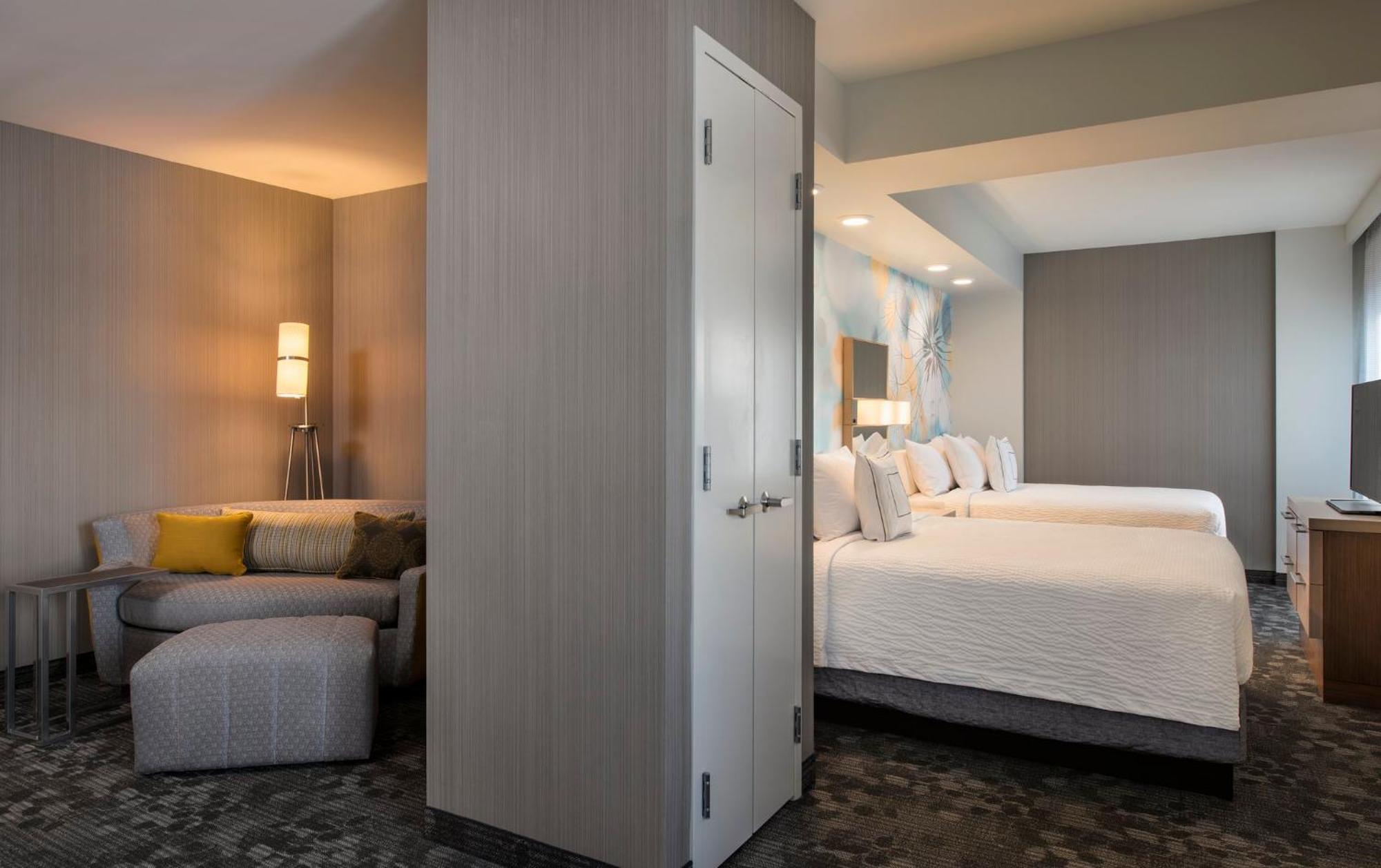 Courtyard By Marriott Calgary South Hotel Екстериор снимка