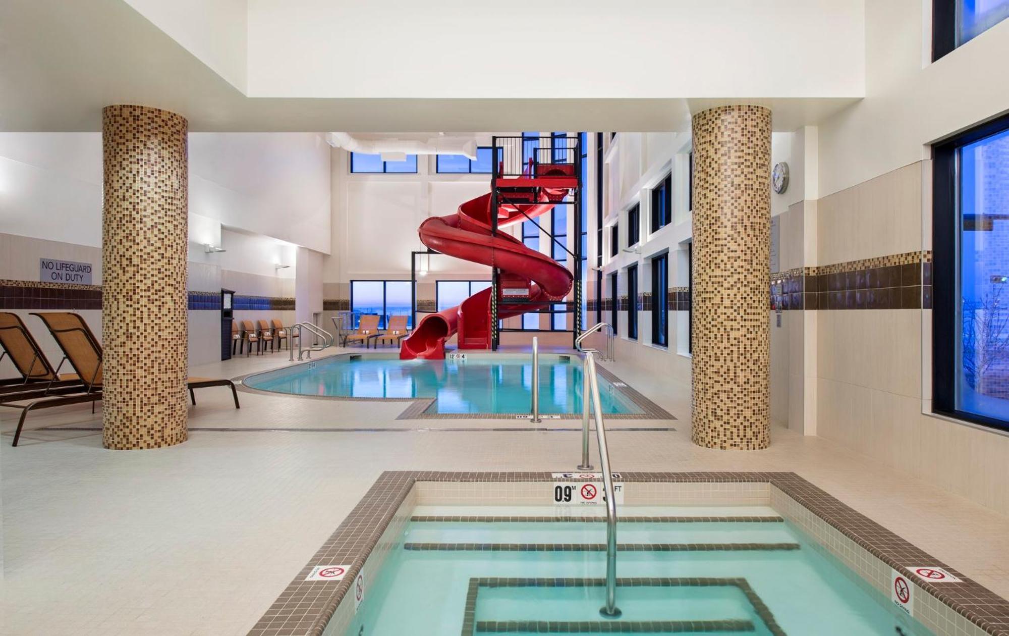 Courtyard By Marriott Calgary South Hotel Екстериор снимка