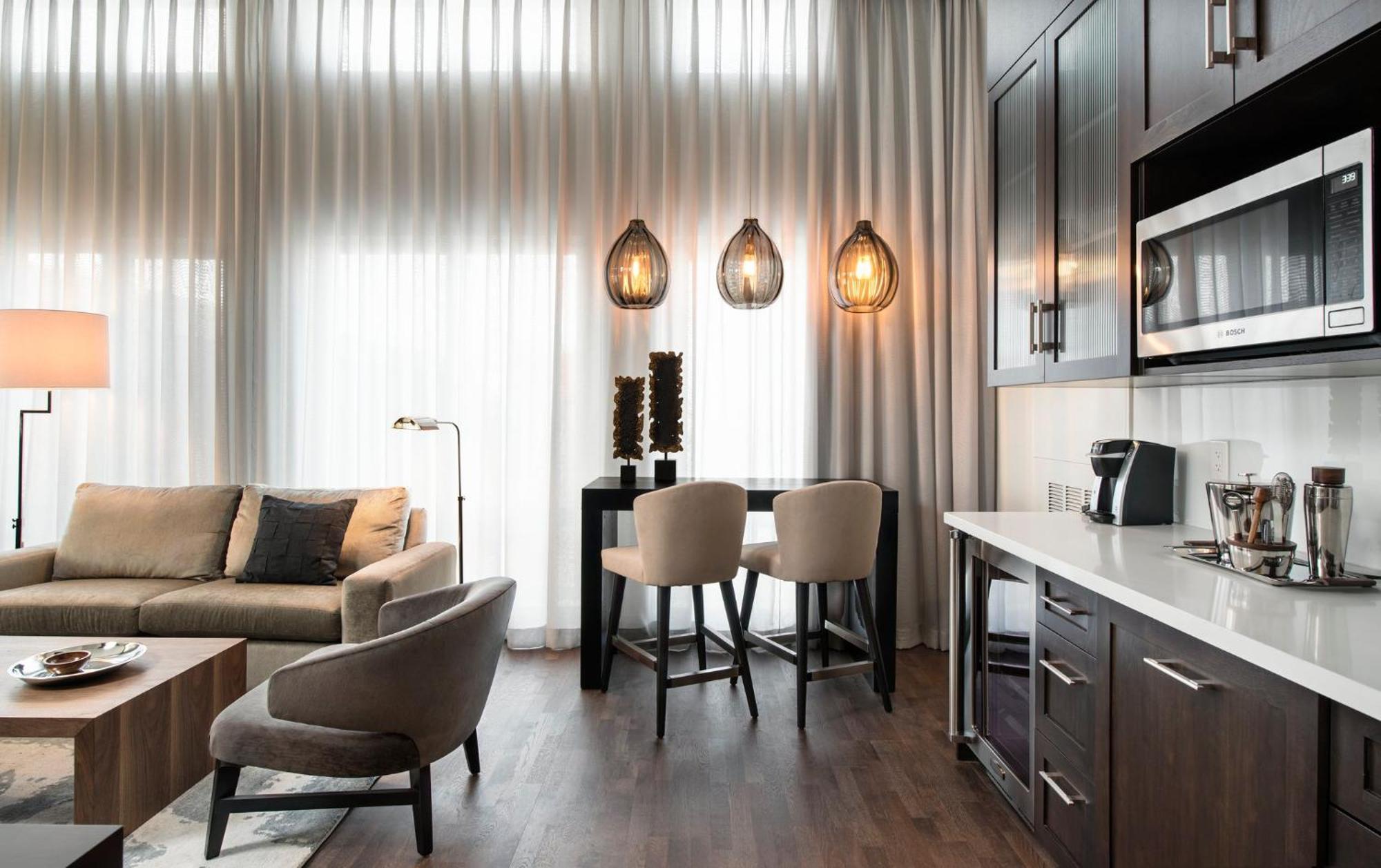 Courtyard By Marriott Calgary South Hotel Екстериор снимка