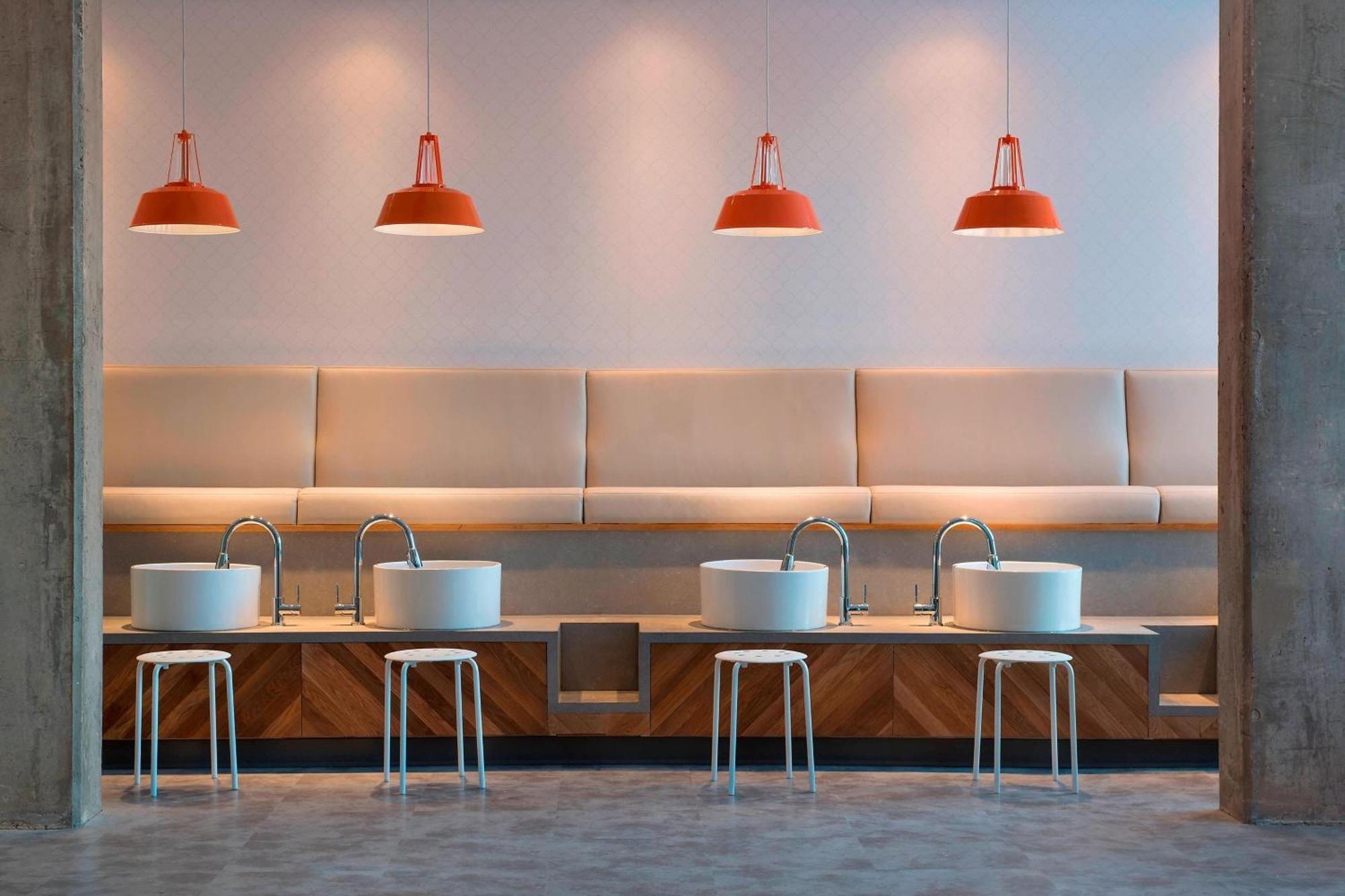 Courtyard By Marriott Calgary South Hotel Екстериор снимка