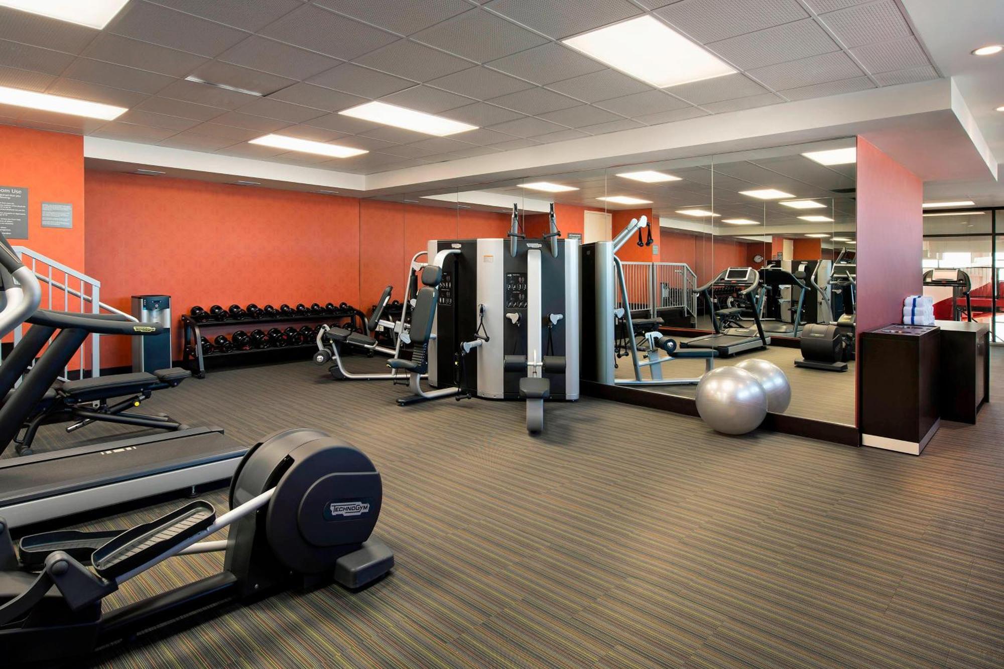 Courtyard By Marriott Calgary South Hotel Екстериор снимка