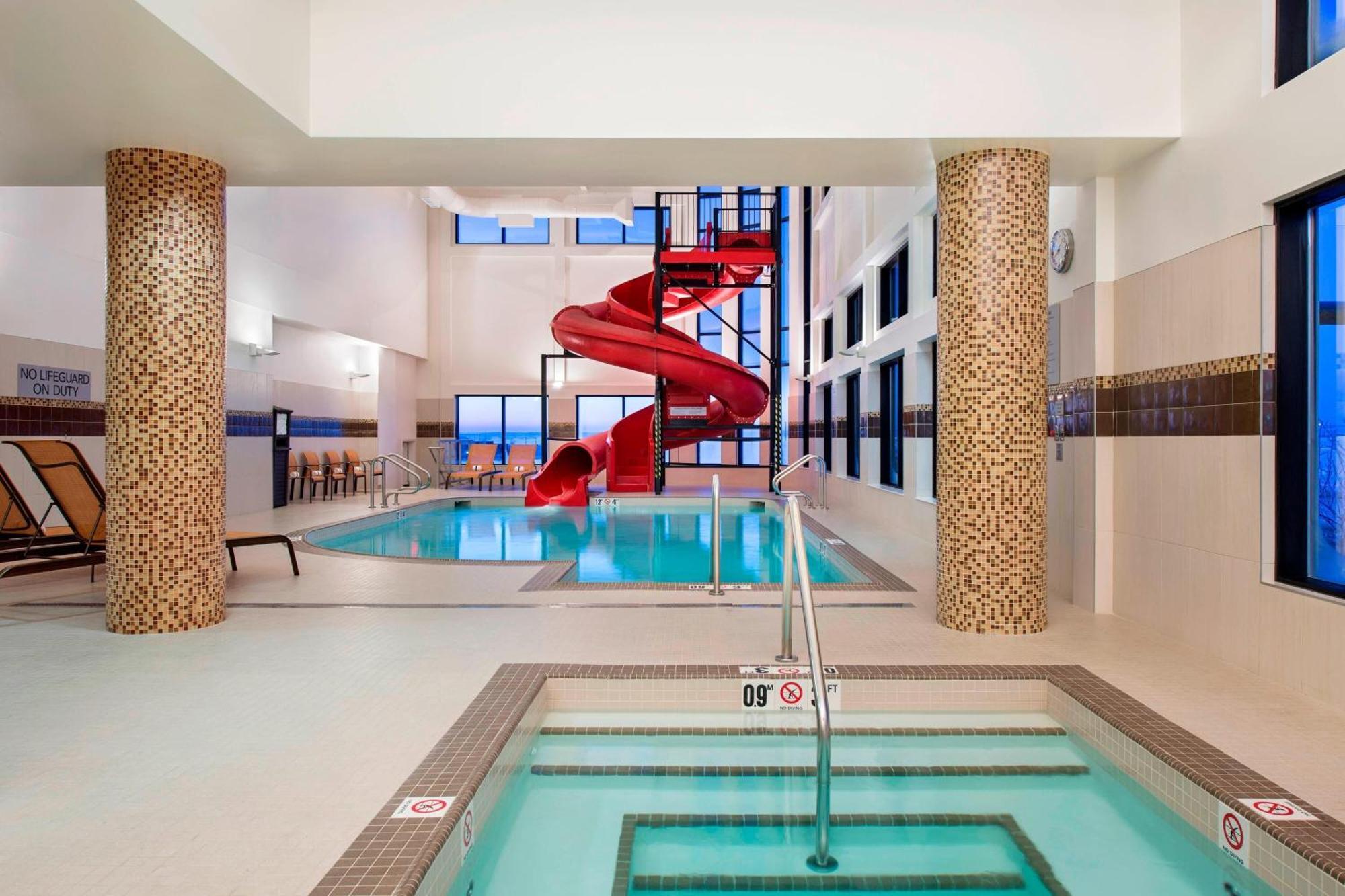 Courtyard By Marriott Calgary South Hotel Екстериор снимка