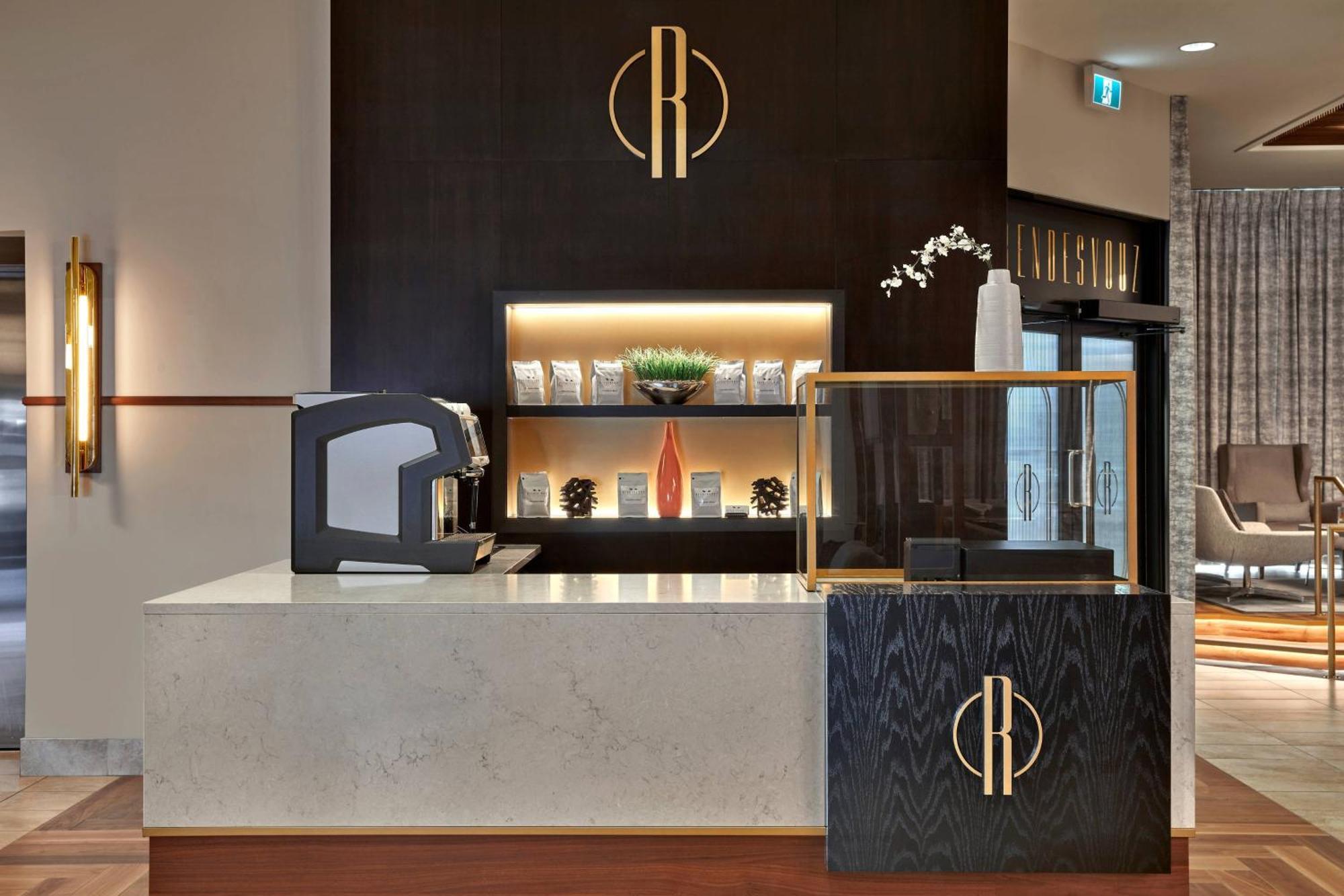 Courtyard By Marriott Calgary South Hotel Екстериор снимка