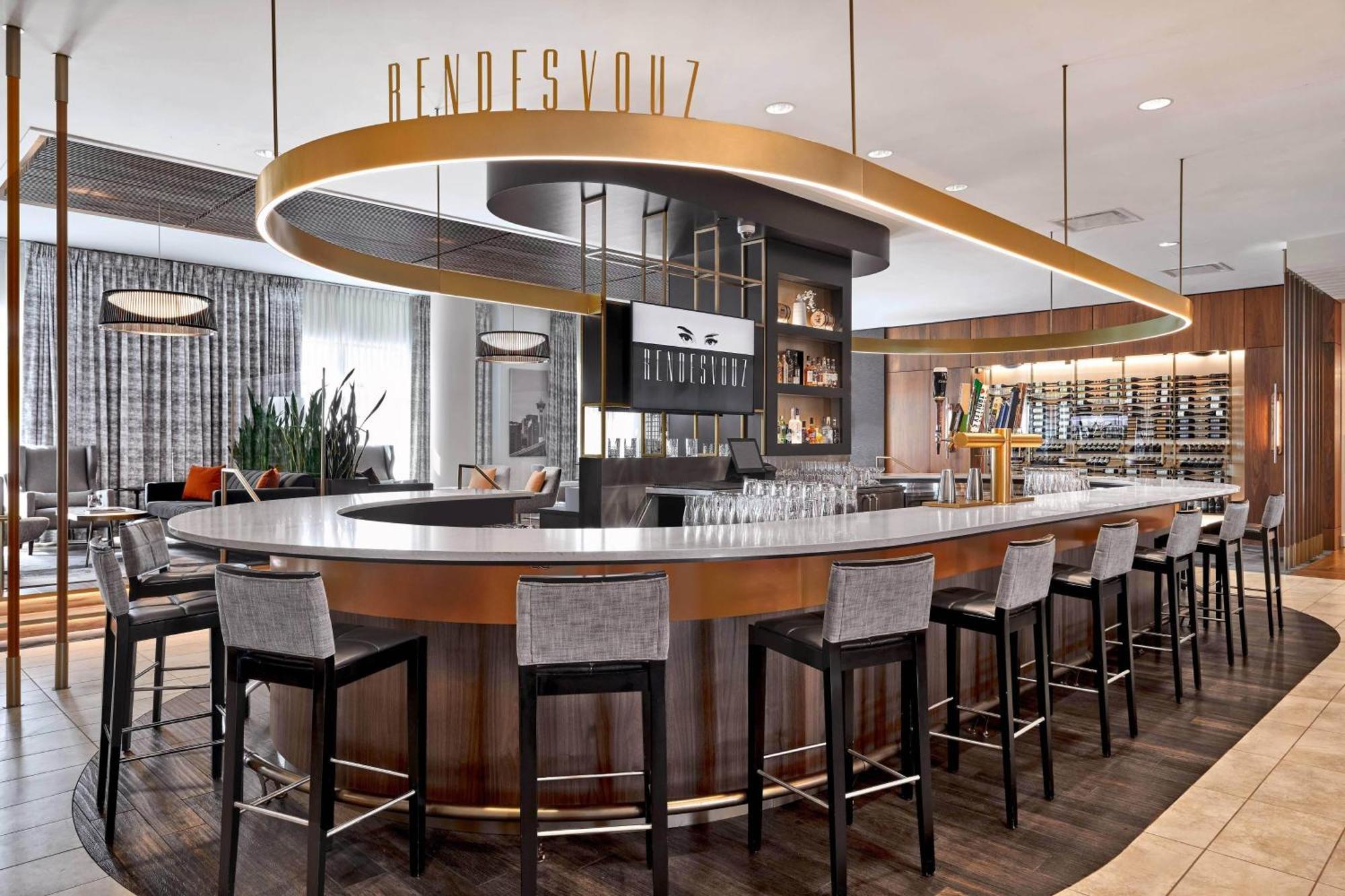 Courtyard By Marriott Calgary South Hotel Екстериор снимка