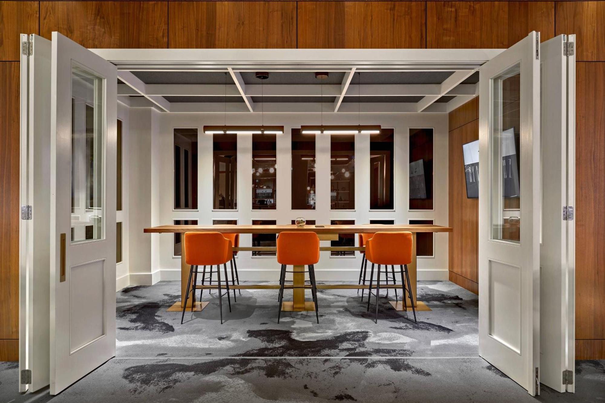 Courtyard By Marriott Calgary South Hotel Екстериор снимка