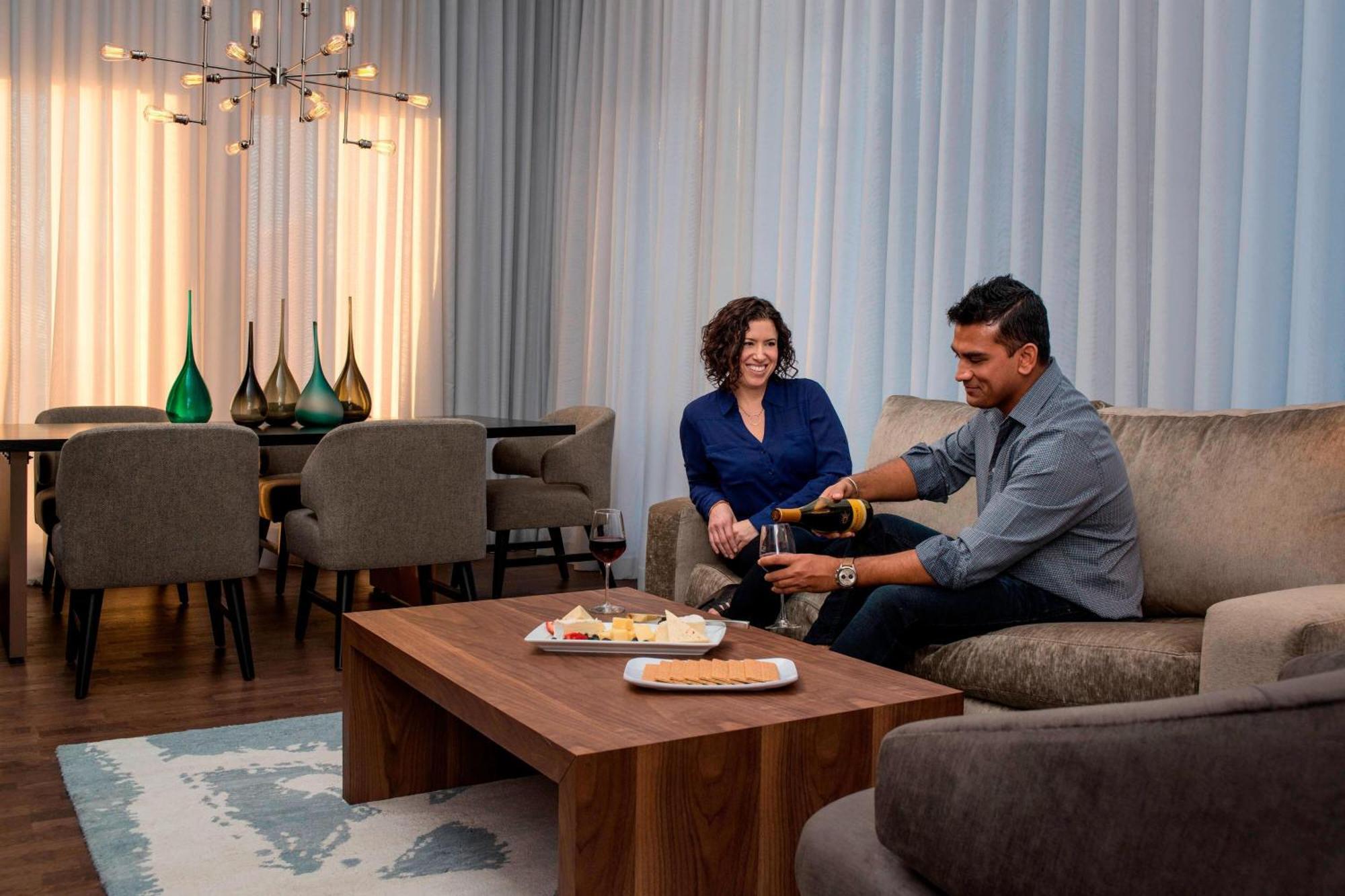 Courtyard By Marriott Calgary South Hotel Екстериор снимка