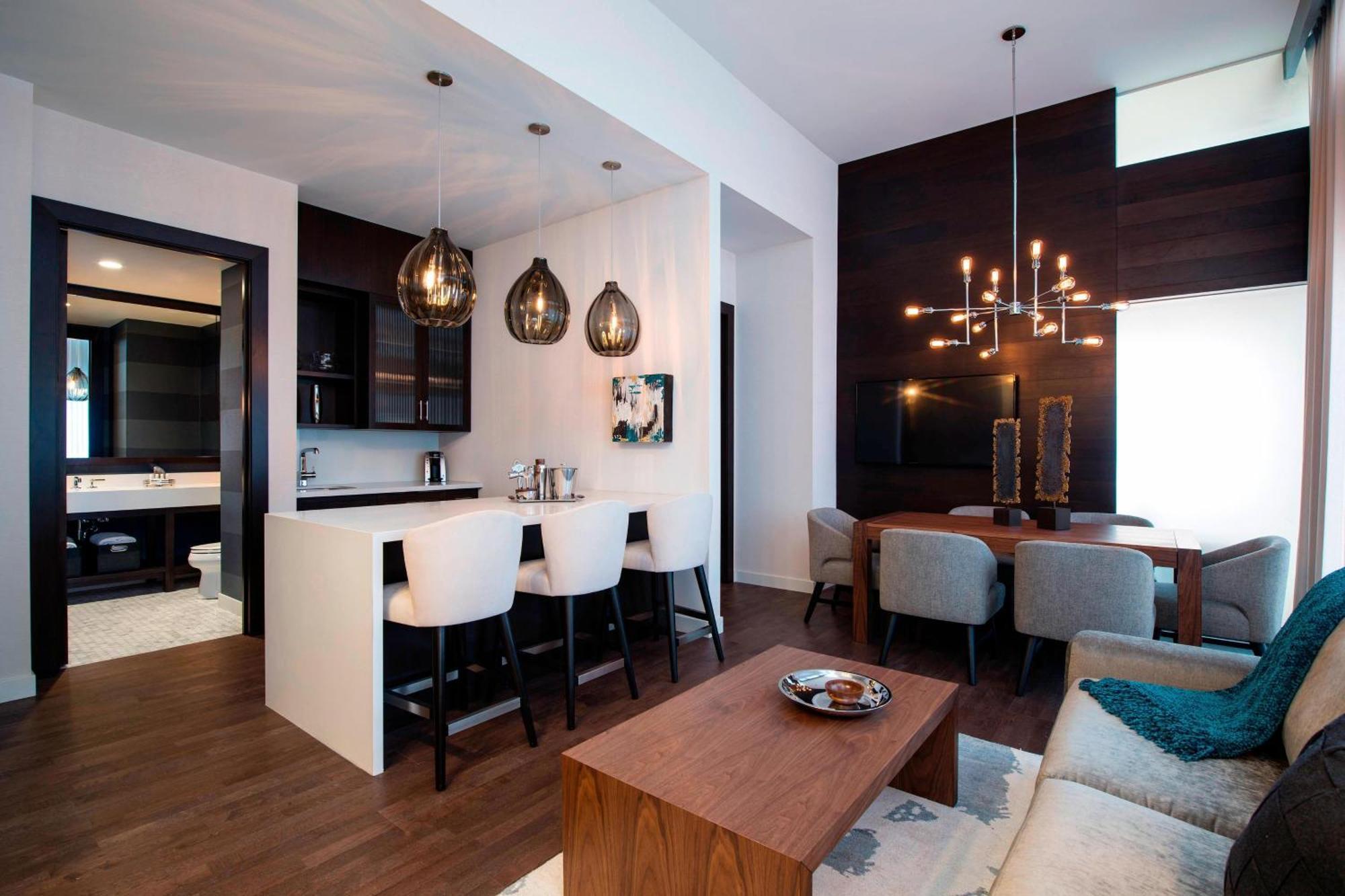 Courtyard By Marriott Calgary South Hotel Екстериор снимка