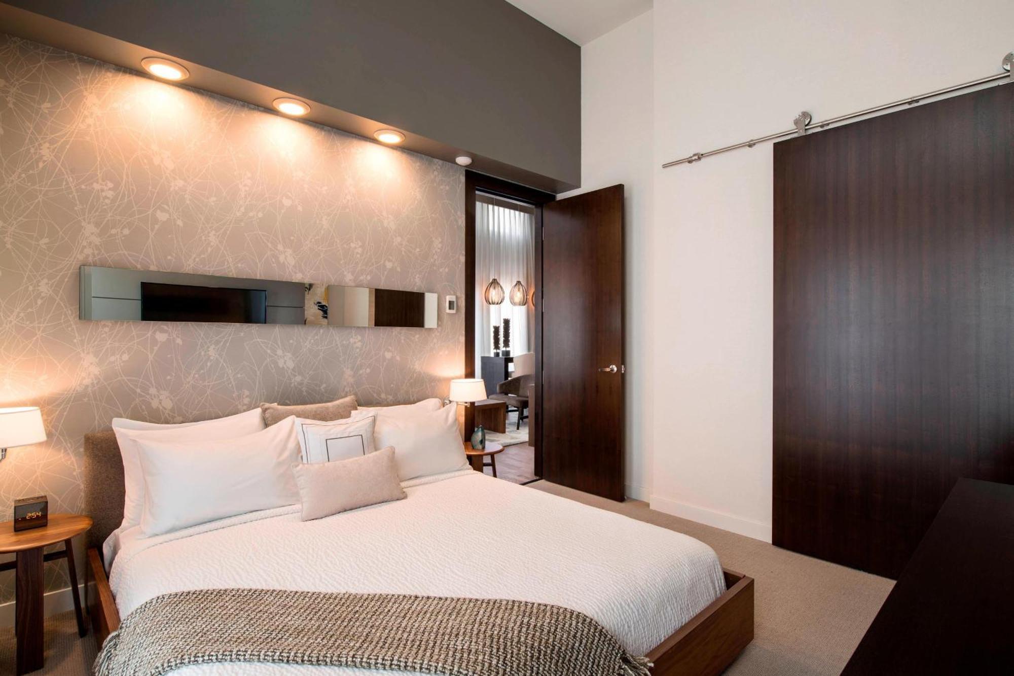 Courtyard By Marriott Calgary South Hotel Екстериор снимка