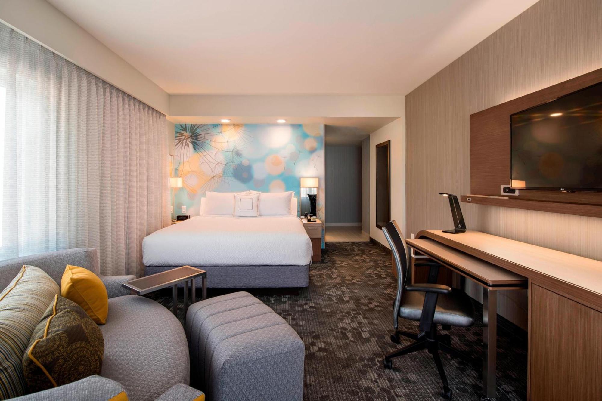 Courtyard By Marriott Calgary South Hotel Екстериор снимка