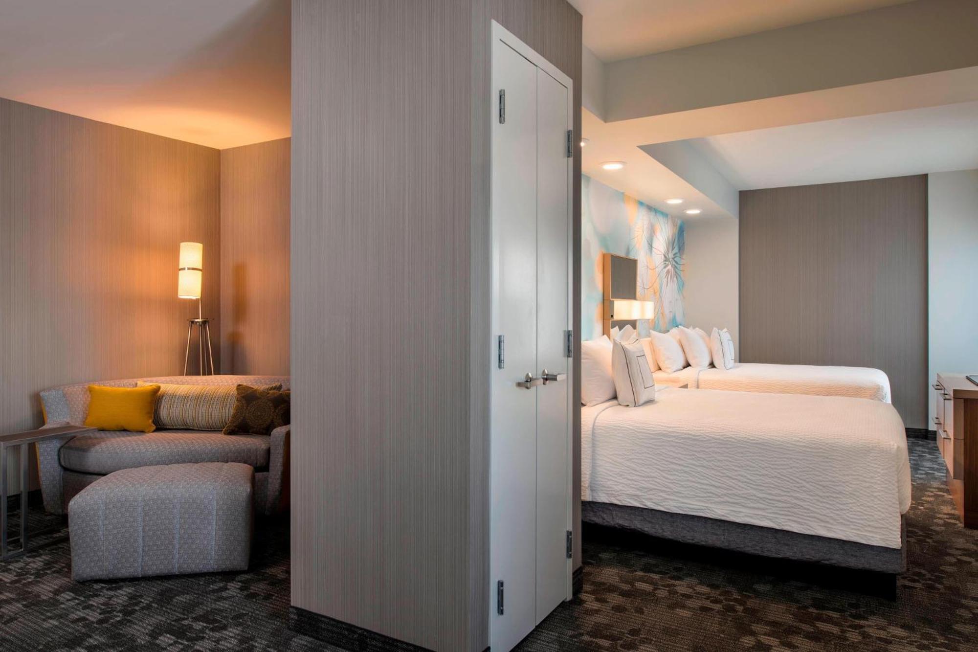Courtyard By Marriott Calgary South Hotel Екстериор снимка