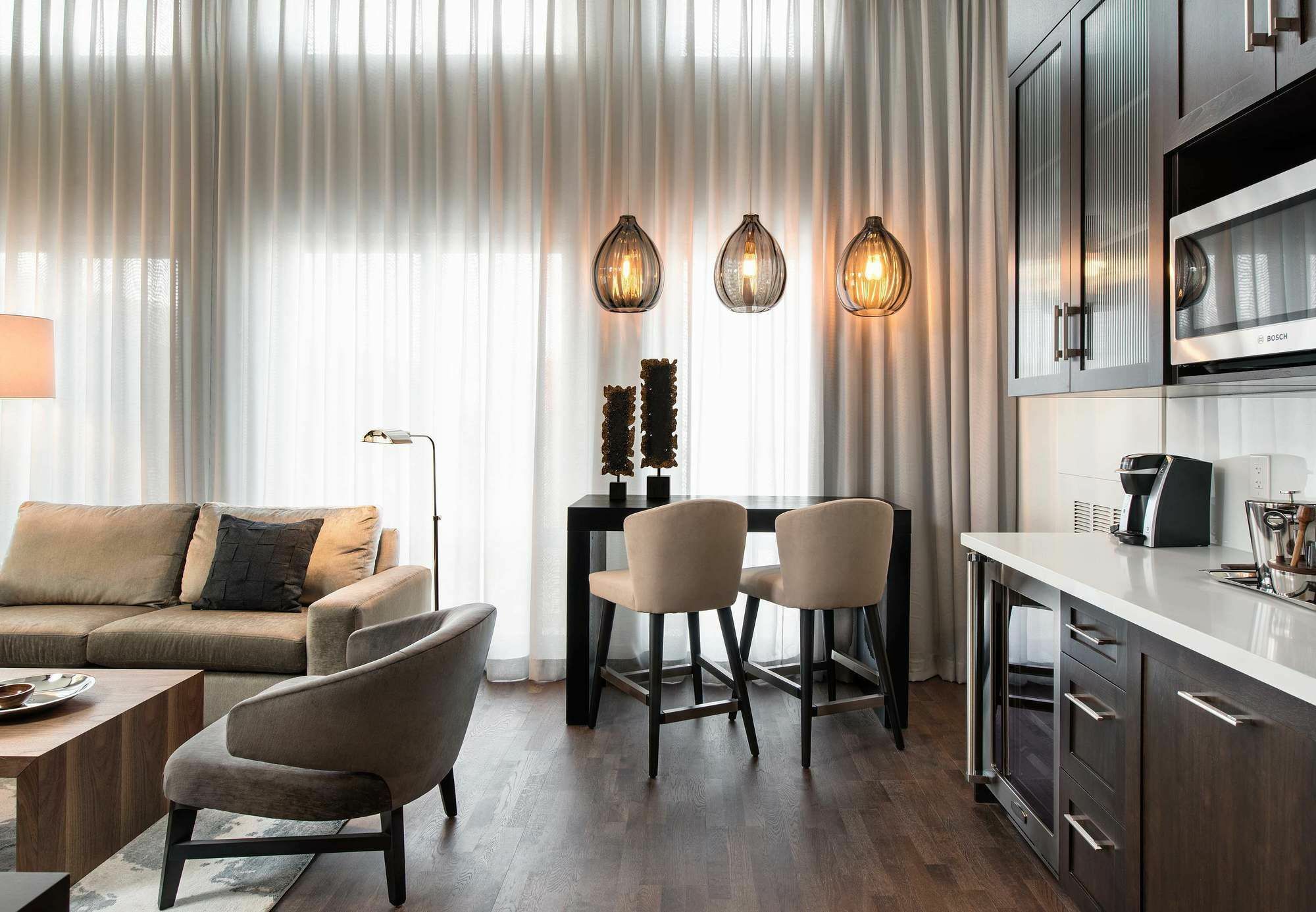 Courtyard By Marriott Calgary South Hotel Екстериор снимка