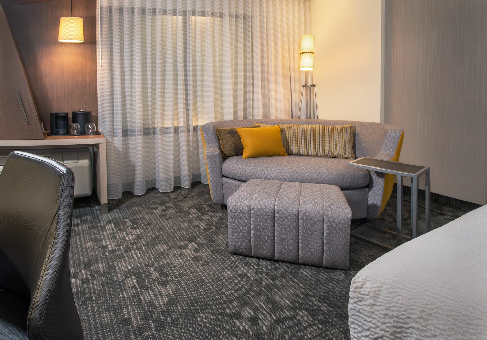 Courtyard By Marriott Calgary South Hotel Екстериор снимка