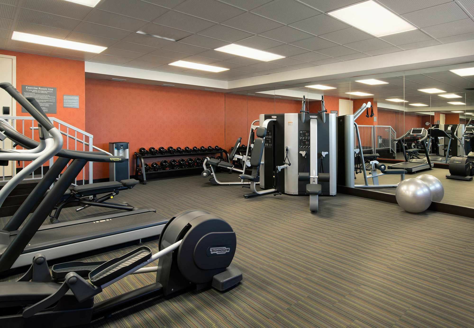 Courtyard By Marriott Calgary South Hotel Екстериор снимка