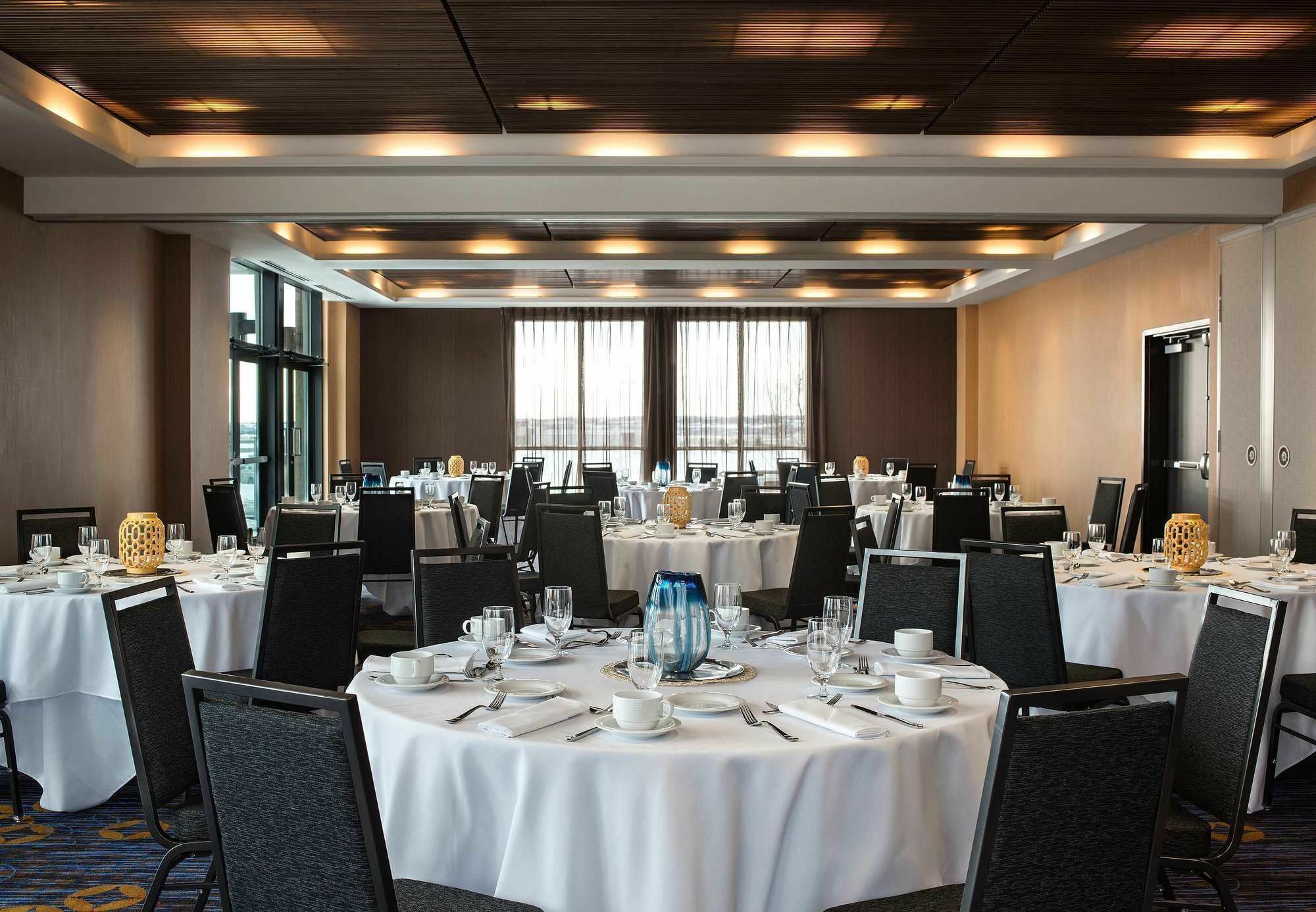 Courtyard By Marriott Calgary South Hotel Екстериор снимка