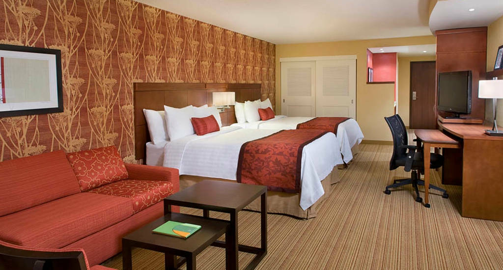 Courtyard By Marriott Calgary South Hotel Екстериор снимка